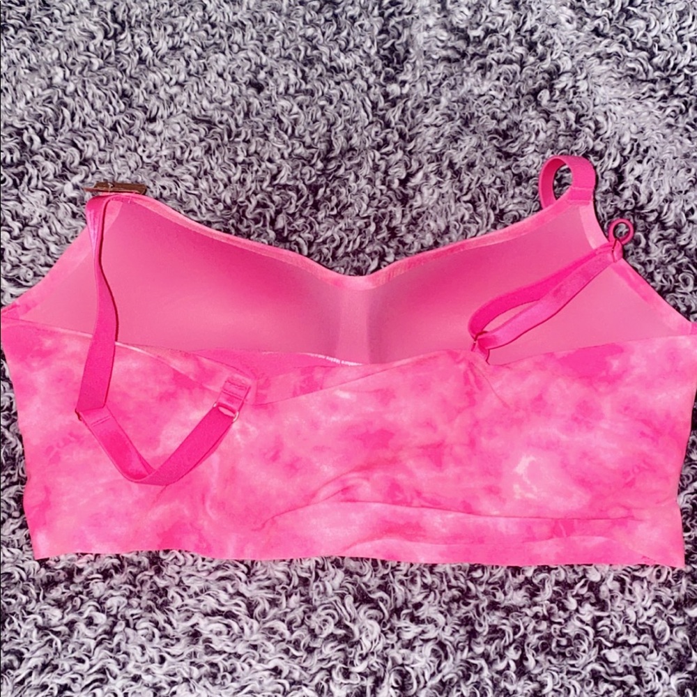 PINK 🌸 VS - Picture 2 of 3